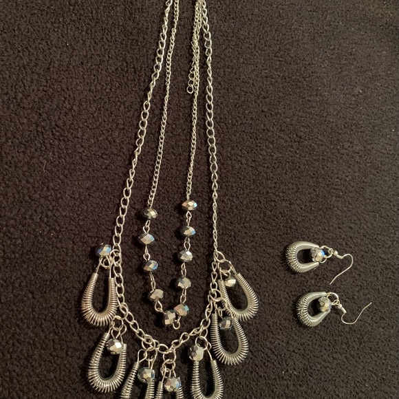 Costume necklace and earring set - Picture 3 of 6